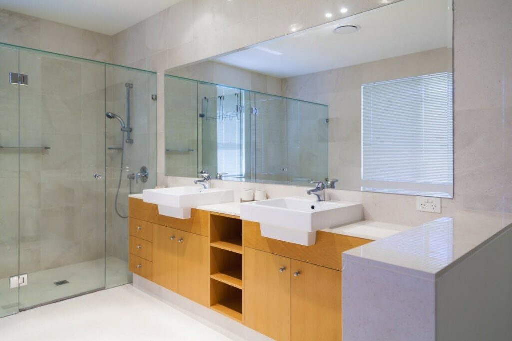 Bathrooms with Glass Splashbacks